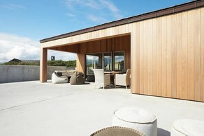 Outdoor dining - Architect-designed house in the first row of dunes (Blokhus)