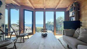 TV, fireplace - Original architecture in Southern Norway (Søndeled)