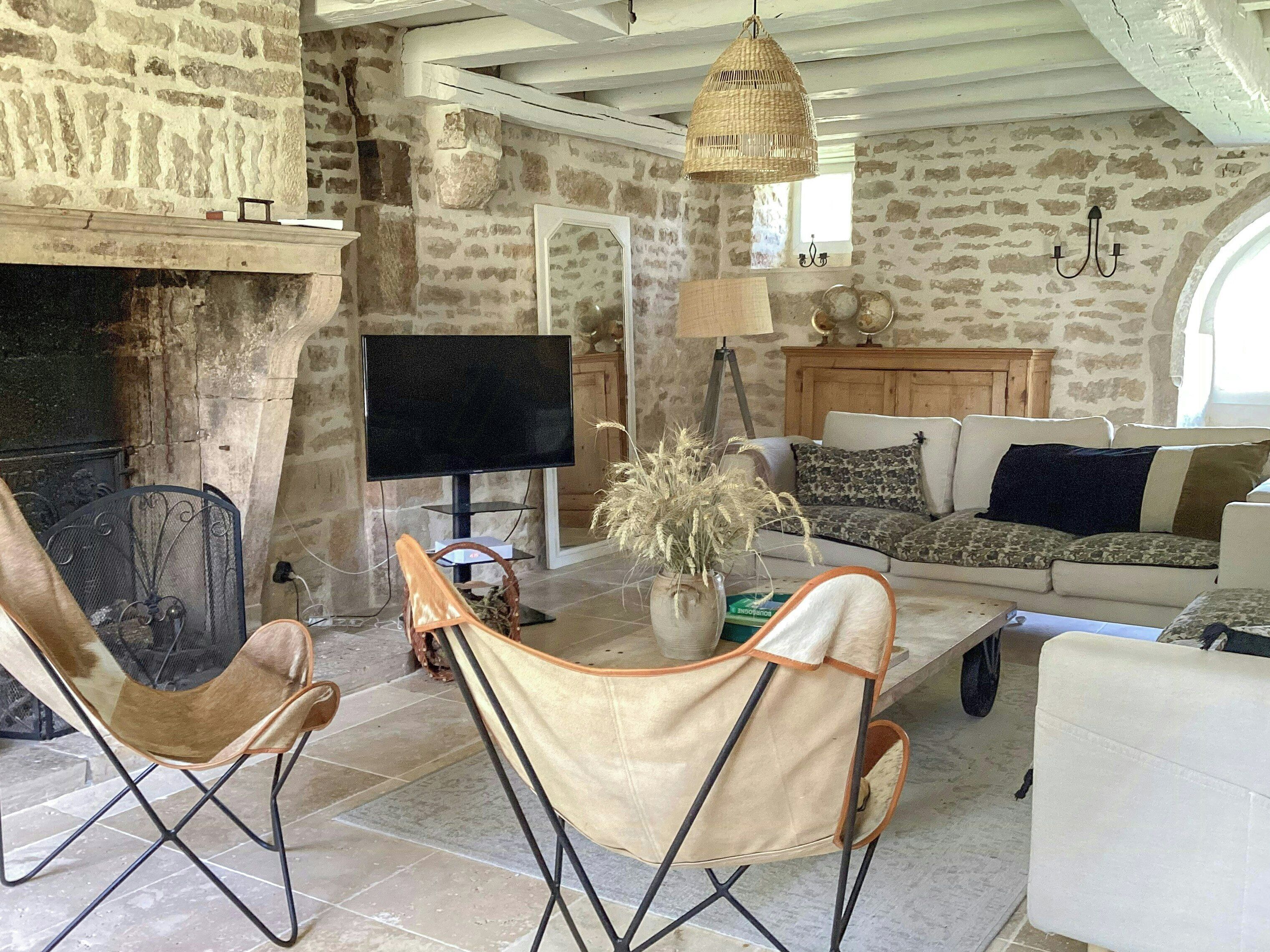 Una televisión, una chimenea