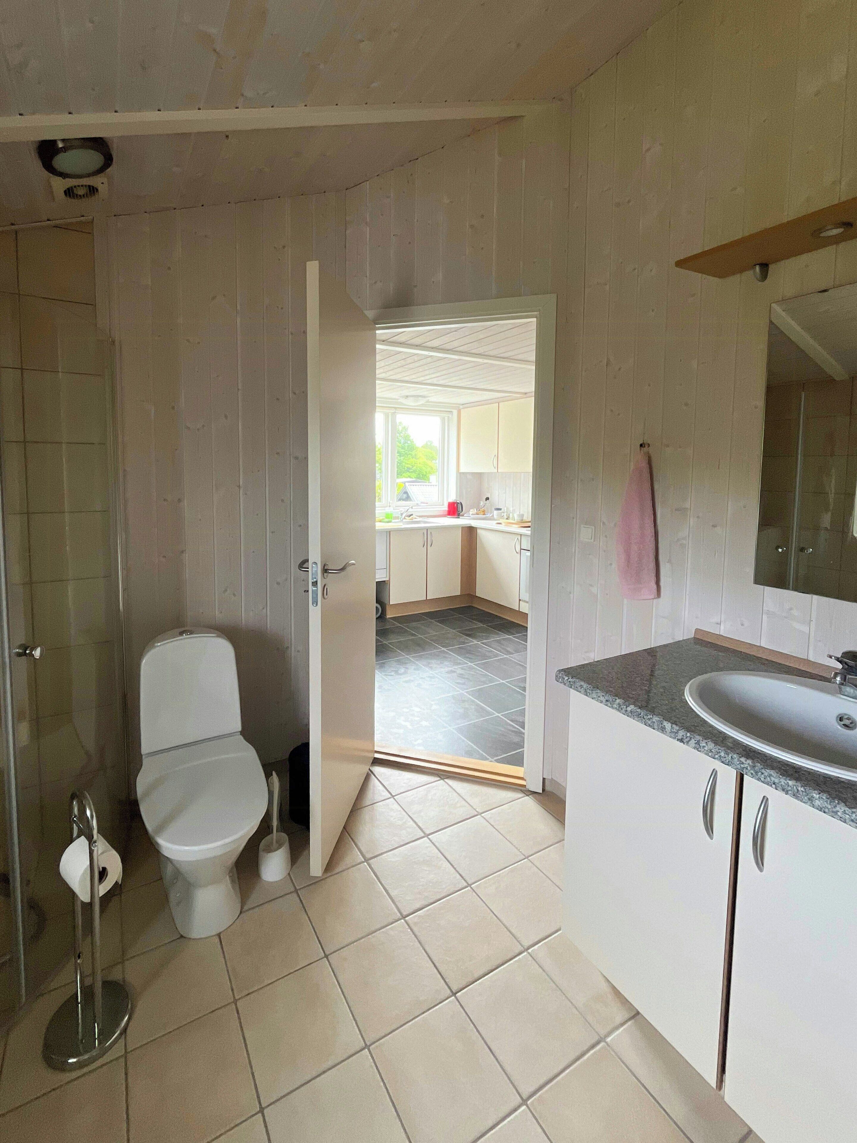 Ein Badezimmer mit Toilette, Waschbecken und Dusche.