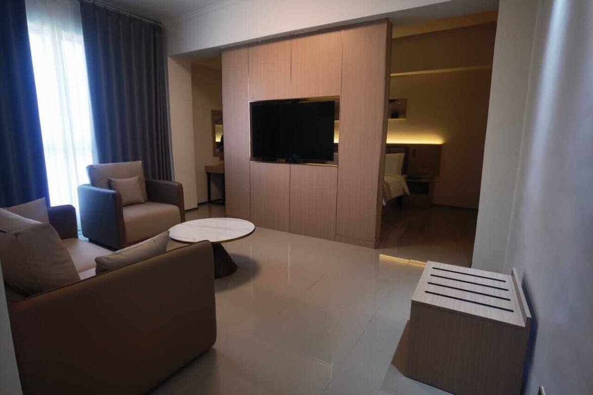 Suite, City View | Living area