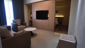 Suite, City View | Living area
