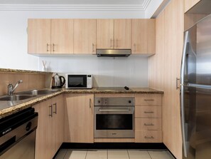 Private kitchen - Calm Broadwater Family Apartment — Pool, Spa, Parklands | 2BR Southport (Southport)