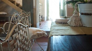 Une chambre à coucher avec un lit, une chaise, un escalier et une vue sur l’extérieur.