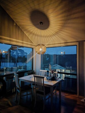 Dining - Holiday home with royal ship views in Hagefjord (Borøy)