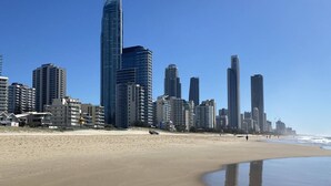 A beach with a city skyline in the background. - Beachside Escape, VIEWS all around, steps to beach (Surfers Paradise)