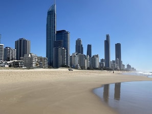 A beach with a city skyline in the background. - Beachside Escape, VIEWS all around, steps to beach (Surfers Paradise)