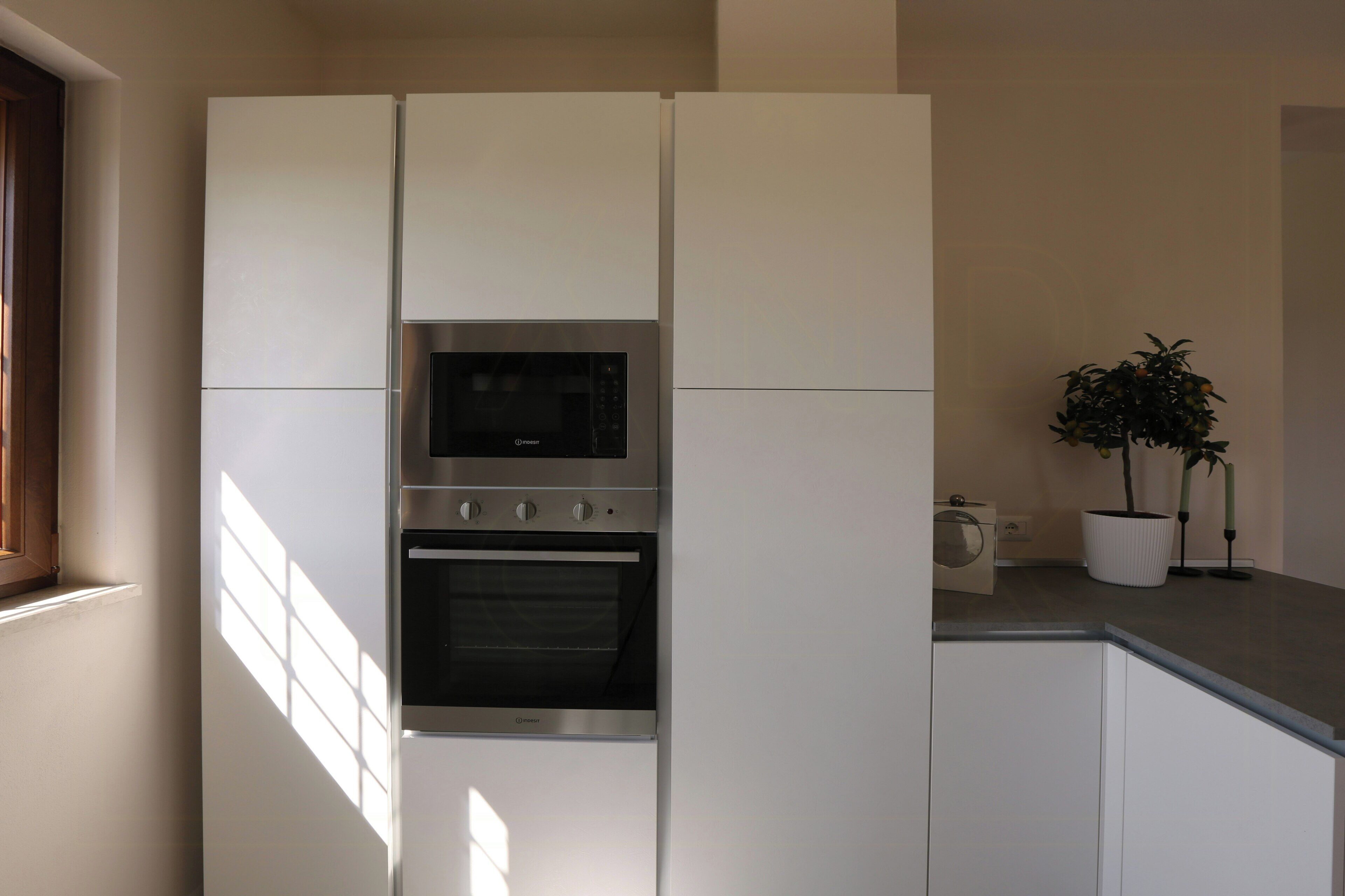 Microwave, oven, dishwasher, coffee/tea maker