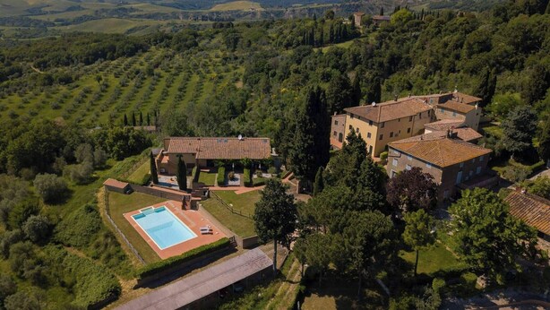 A villa with a swimming pool, surrounded by lush greenery and hills. - Tuscan apartment with panoramic views in Iano (Montaione FI)