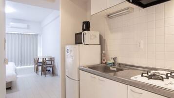Departamento, balcón, vista a la ciudad | Cocina privada | Refrigerador, microondas, parrilla de estufa y utensilios de cocina