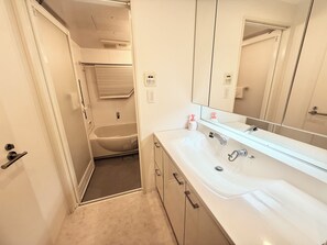 Suite, balcón | Baño | Secador de pelo, toallas, champú y papel higiénico