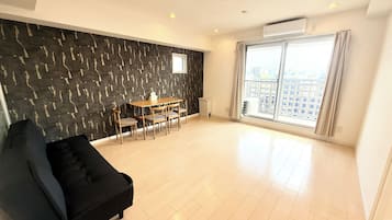Suite, Balcony | Living area