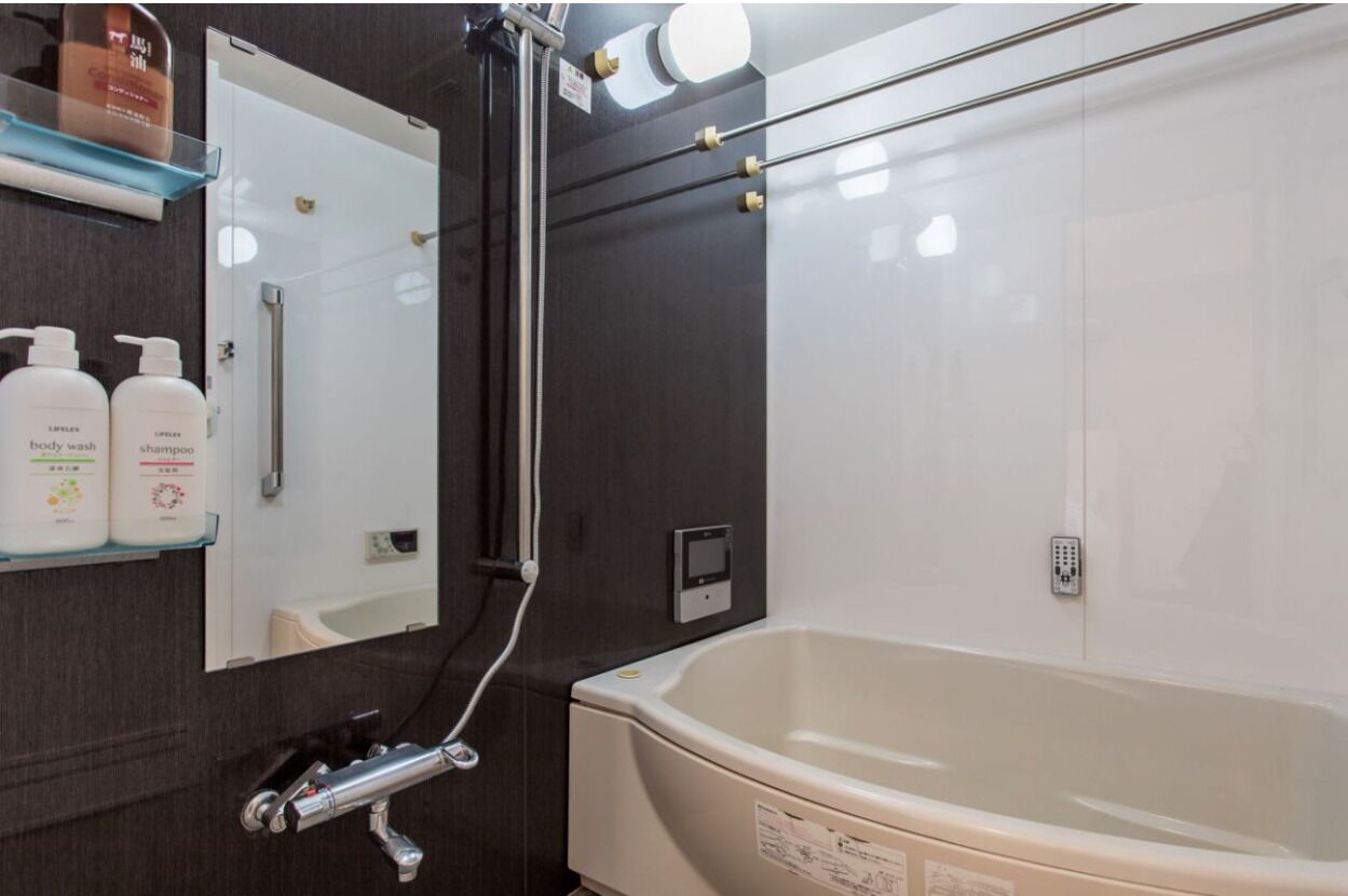 Apartment, Balcony, City View | Bathroom | Hair dryer, towels, shampoo, toilet paper
