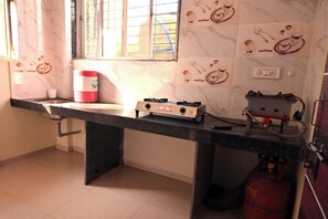 Shared kitchen - Kiran Homestay (Bhilar)