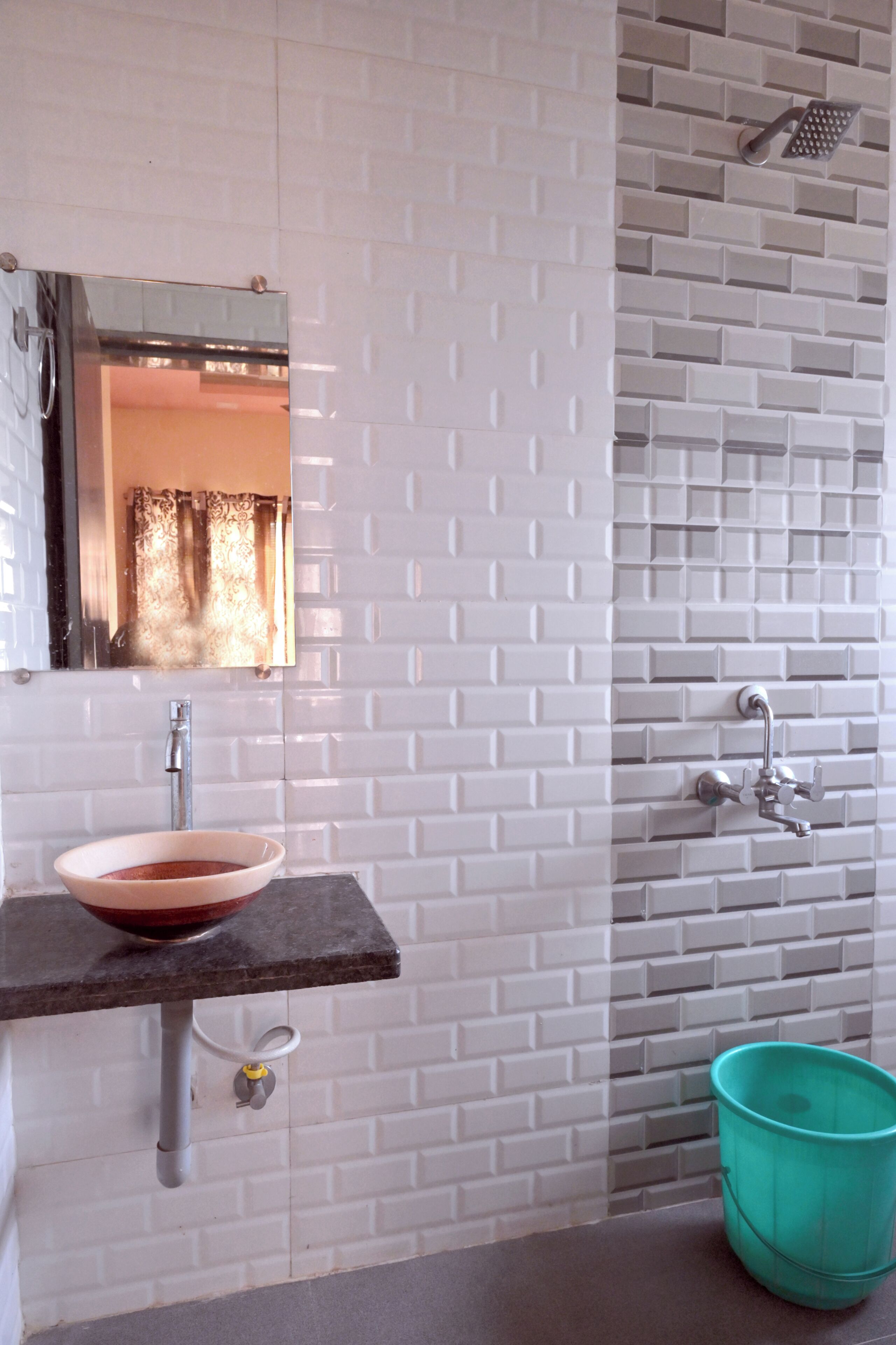 Deluxe Room | Bathroom | Shower, soap, shampoo