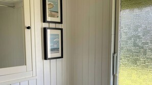 Une salle de bain avec un lavabo blanc, des toilettes et une fenêtre en verre dépoli.