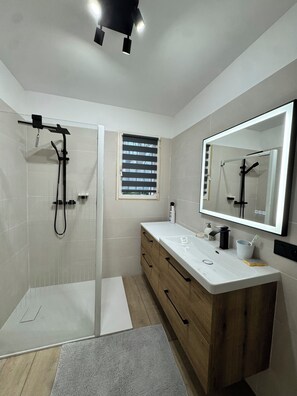 Bathroom - Vrbo Property (Aubessagne)
