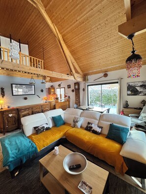 Living area - Vrbo Property (Aubessagne)