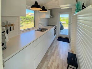Oven, dishwasher, coffee/tea maker - Home in Horne Sommerland with sea view (Faaborg)
