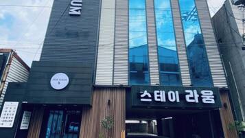 A modern building with a sign reading 'STAY RAUM' and another sign in a different language.