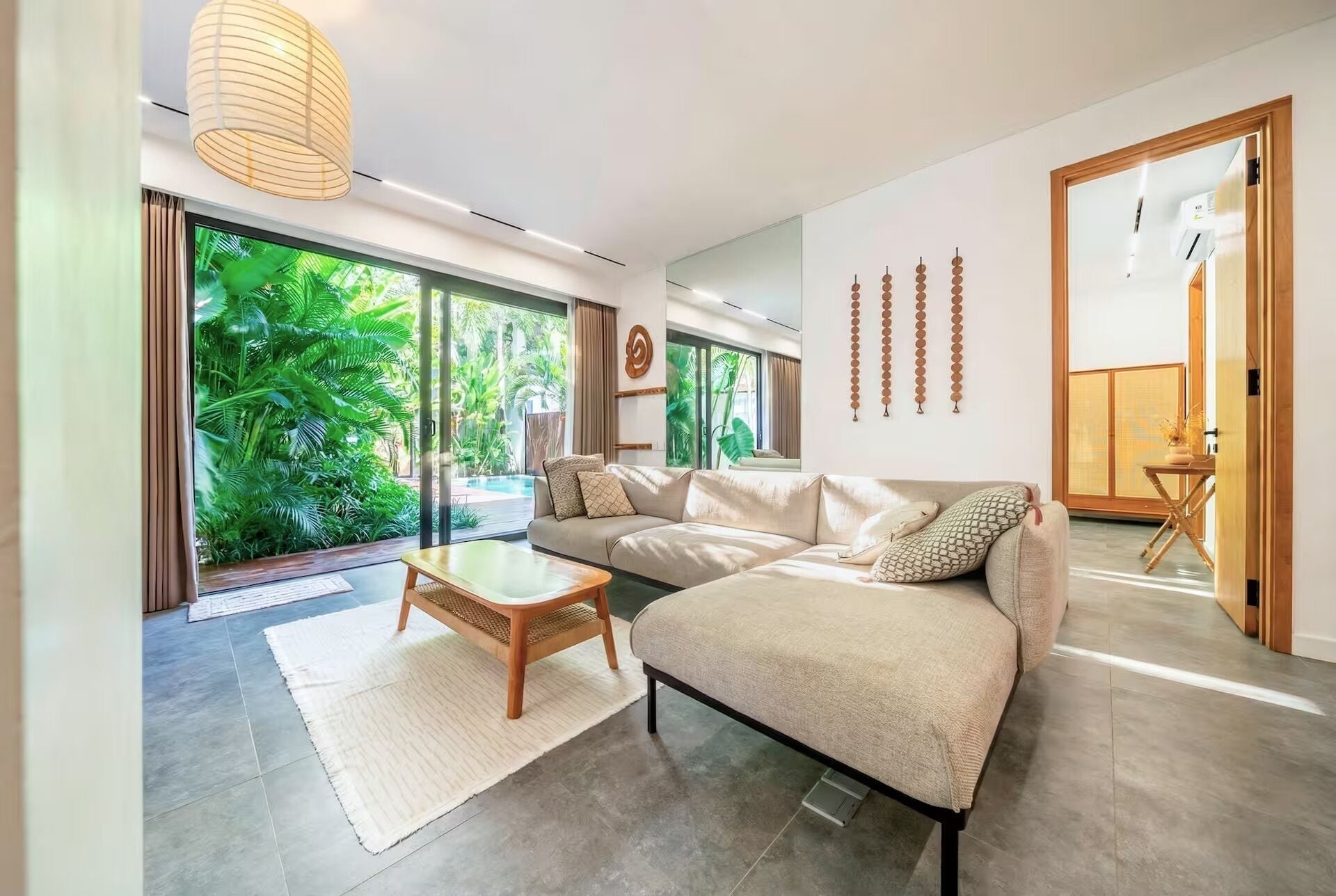 Villa Familiale, 3 chambres, piscine privée | Coin séjour | TV connectée de 55 pouces avec chaînes numériques, console de jeux vidéo