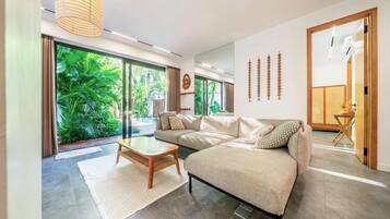 Villa Familiale, 3 chambres, piscine privée | Coin séjour | TV connectée de 55 pouces avec chaînes numériques, console de jeux vidéo