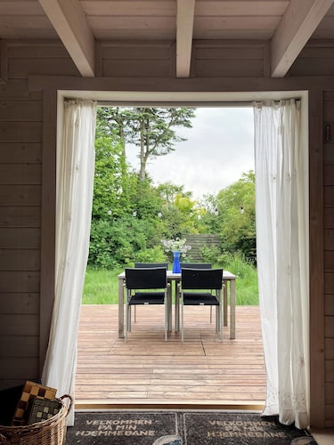 Nature-rich summer house with wild garden