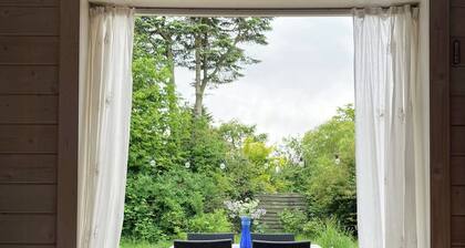Nature-rich summer house with wild garden