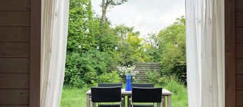Naturlig sommerhus med vild have