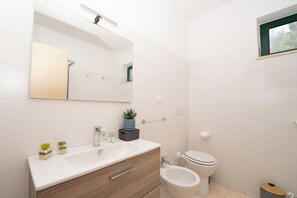 Dusche, Haartrockner, Bidet, Handtücher