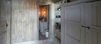Cabin with sea views and northern lights