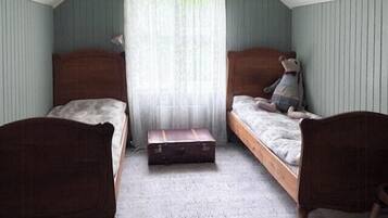 2 soverom og skrivebord