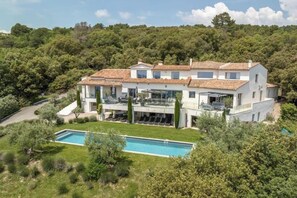 A modern two-story house with a swimming pool, surrounded by greenery and hills. - Mediterranean villa with French Riviera views (Cabris)