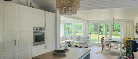 Microwave, oven, dishwasher, coffee/tea maker