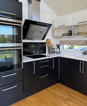 Microwave, oven, dishwasher, coffee/tea maker