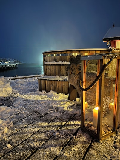 Cosy cabin on jetty in Lofoten