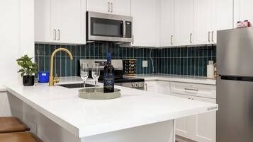 Comfort Apartment, 1 Queen Bed, Non Smoking, Kitchen | Private kitchen