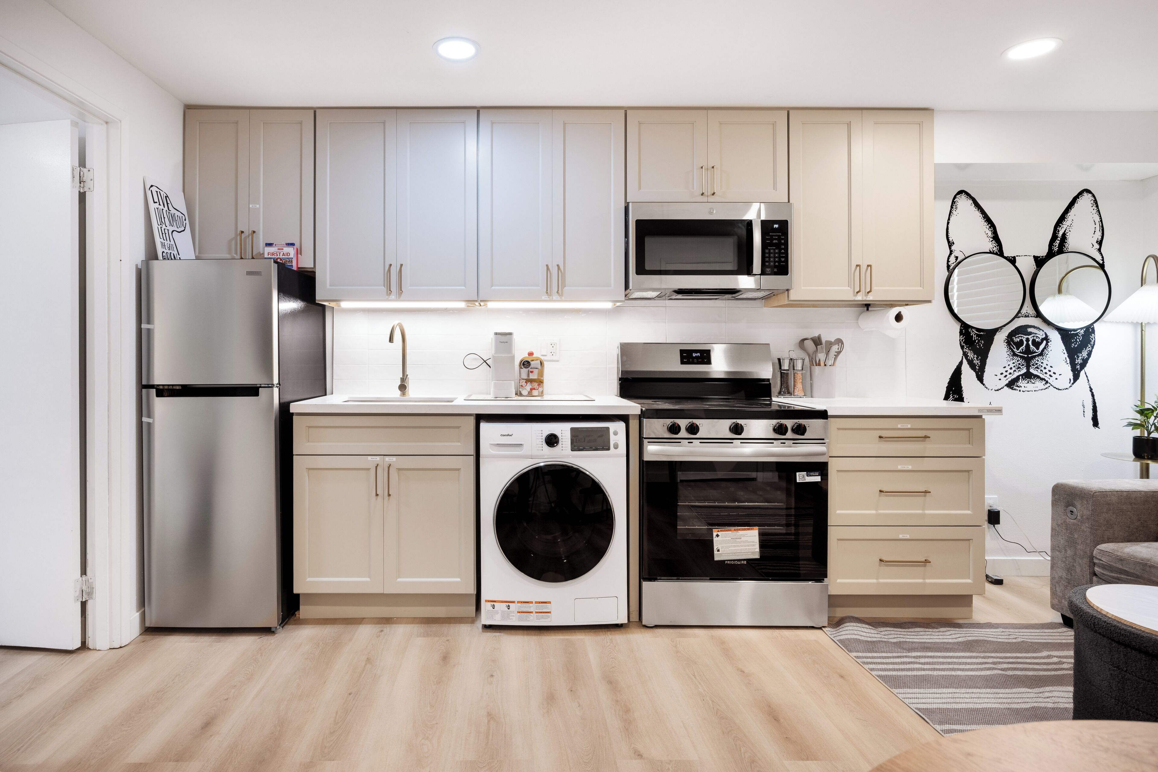 Cocina compacta con lavadora, horno, microondas y refrigerador integrados.