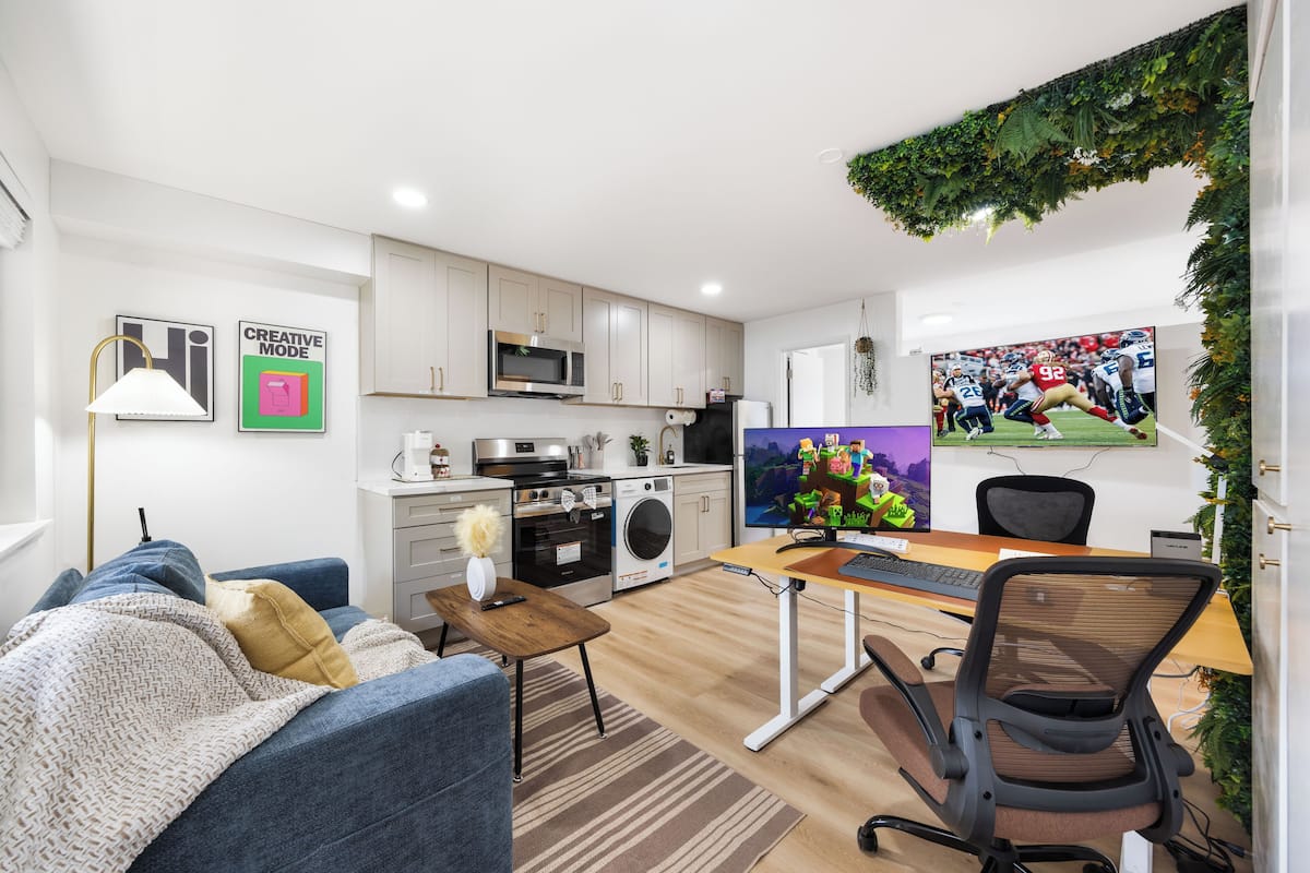 Business Apartment, 1 Queen Bed, Non Smoking, Kitchen | Desk, laptop workspace, iron/ironing board, WiFi (free)