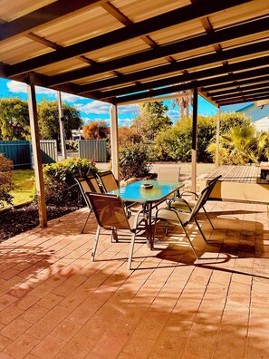 Outdoor dining - Decades. 
Retro, pet friendly holiday home. (Port Willunga)