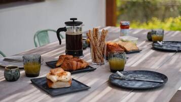 House, 3 Bedrooms, Patio, Sea View | Outdoor dining