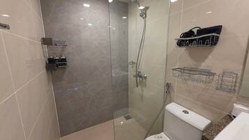 Dutxa, assecador de cabells, bidet i tovalloles