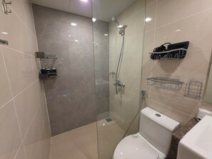 Dutxa, assecador de cabells, bidet i tovalloles 