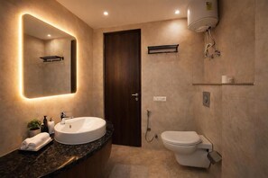 Deluxe Double Room, City View | Bilik Mandi | Pancuran mandi, pengering rambut, selipar, tuala disediakan 