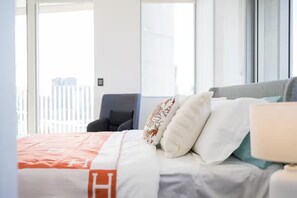 Room - Parking, City Stay, Train at Doorstep, 2b2b APT Near CBD (Redfern)