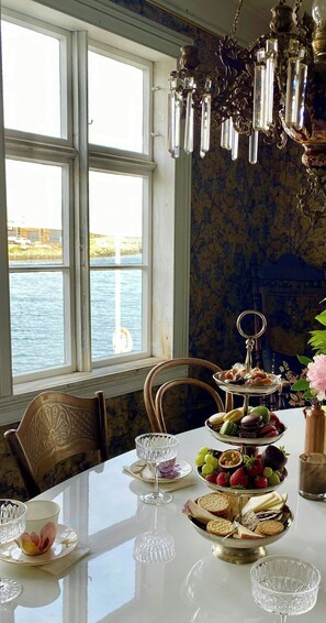 Dining - 1800s shiphandler's home on Karmøy (Sævelandsvik)