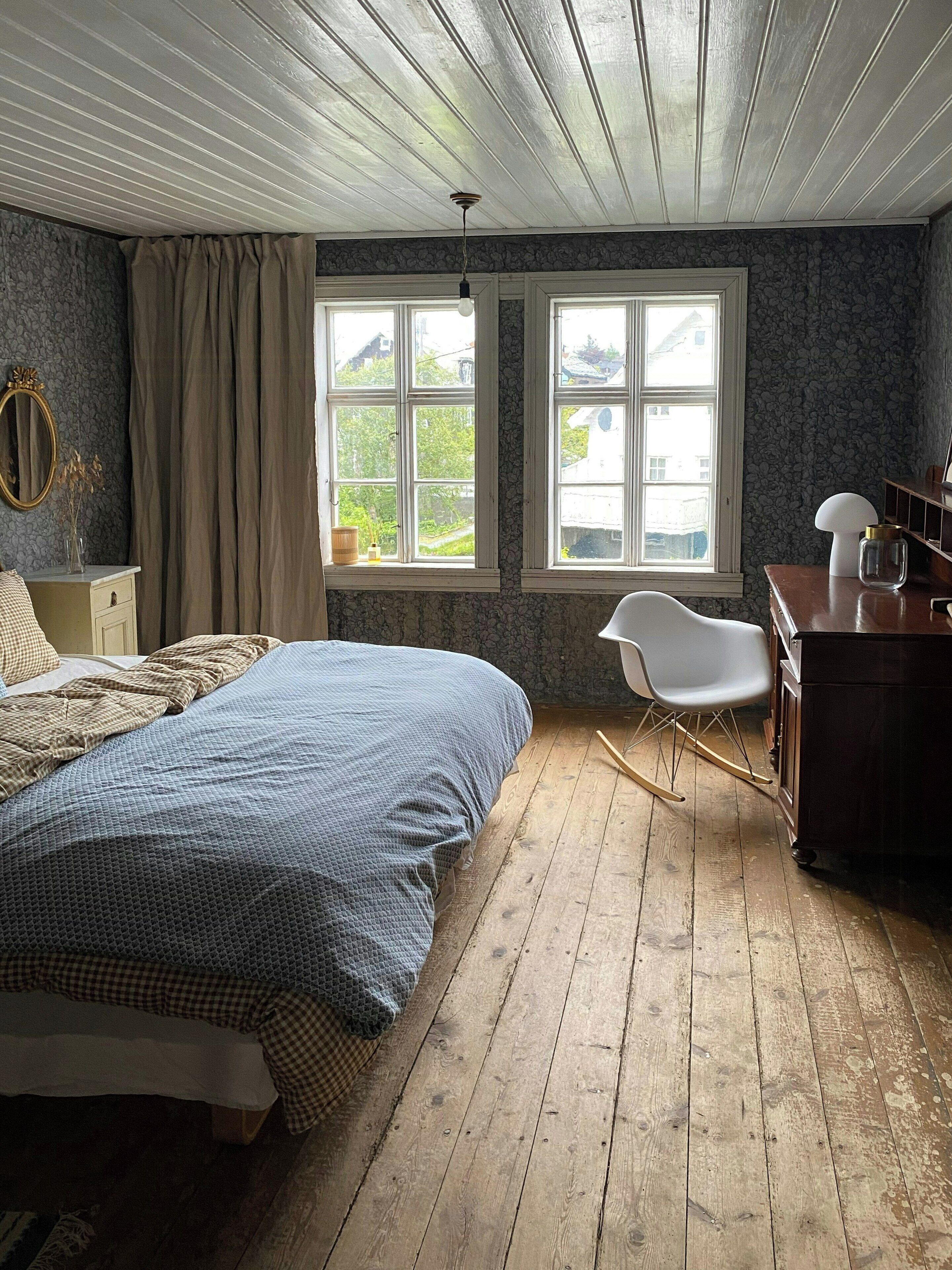 2 bedrooms, desk