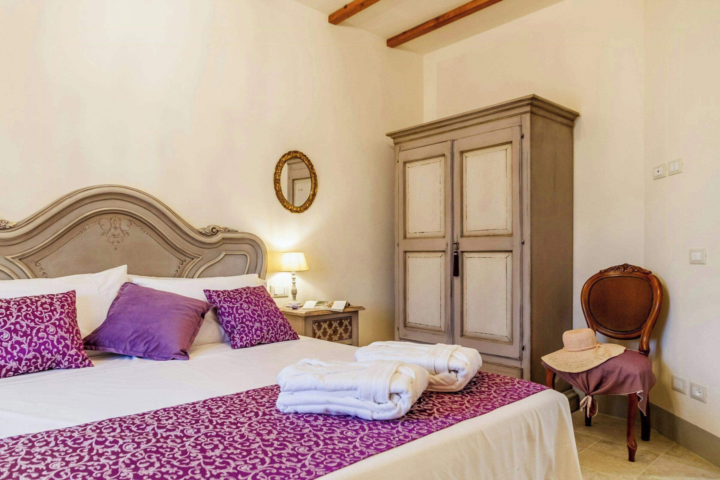 2 bedrooms, desk, WiFi (free)