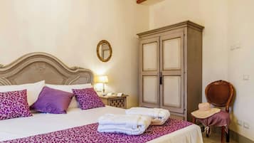 2 bedrooms, desk, WiFi (free)
