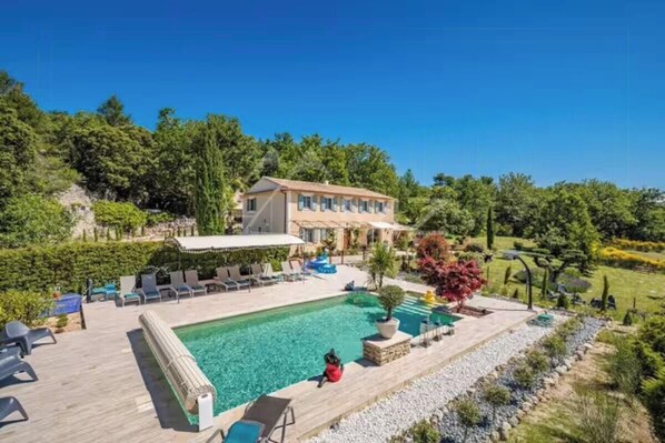 A pool area with lounge chairs, a pool, and a building with multiple windows. - Provençal mansion in the heart of Luberon (Murs)